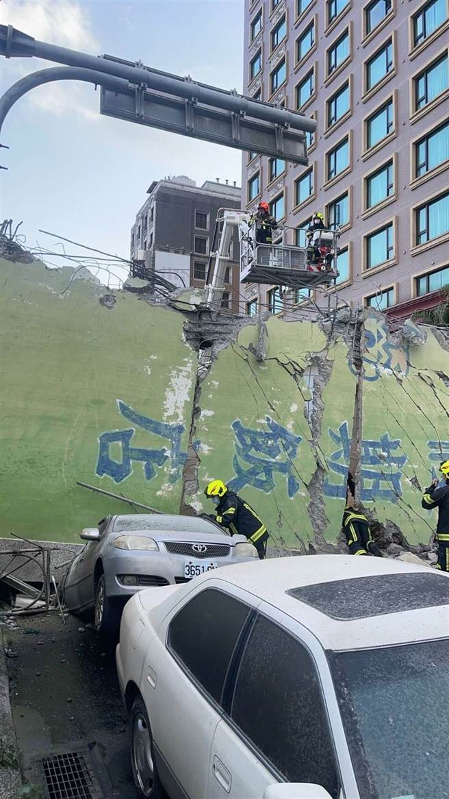 花莲市漫波饭店1日在拆除过程发生倒塌，整栋大楼横躺路上压毁3部轿车，所幸无人伤亡，中时新闻网带你直击现场照。（民眾提供）