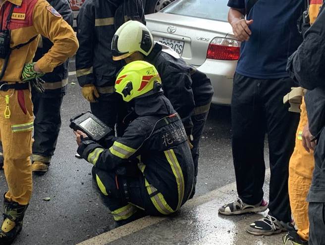 花莲市漫波饭店1日在拆除过程发生倒塌，整栋大楼横躺路上压毁3部轿车，所幸无人伤亡，中时新闻网带你直击现场照。（民眾提供）