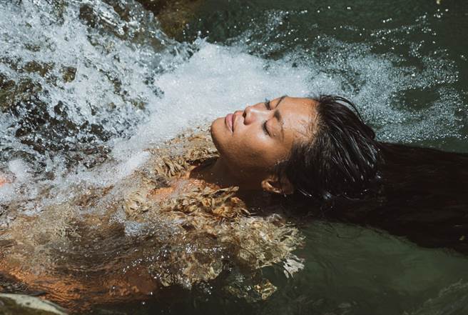 金曲女主唱挑戰水中頭套塑膠袋失溫胃絞痛淚崩（小島大歌工作室提供）