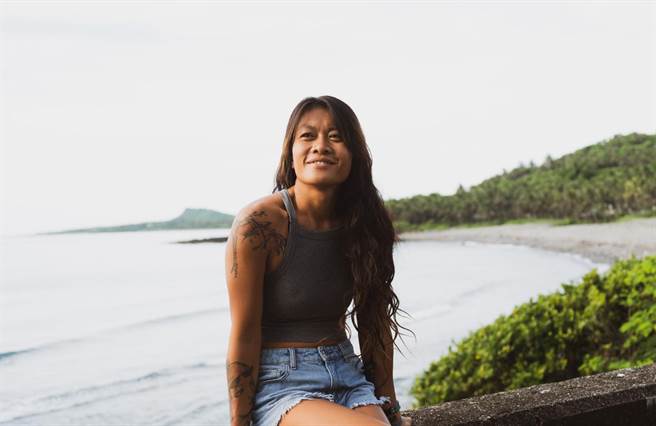 Putad日前拍攝MV，在水中賣力演出。（小島大歌工作室提供）