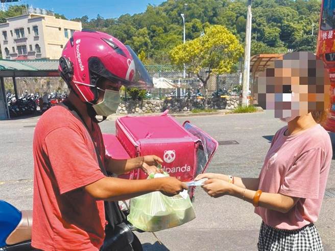 該客人要求外送員親自送到家中客廳，甚至嗆說「我是人點餐，不是狗等放飯」，讓外送員相當傻眼憤怒。（資料照）