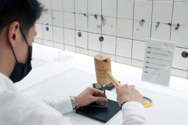 图二：林果良品15年特展，DIY手作工坊让你体验亲手做手工皮革卷线器。（林果良品提供）