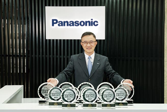 Panasonic荣获13项信誉品牌肯定，由台湾松下销售家电营业总经理张天来代表领奖。图／业者提供