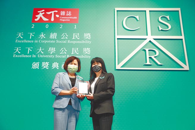 元大期貨為天下永續公民獎小巨人組唯一獲獎之期貨商，副董事長周筱玲（右）代表領獎。圖／元大期貨提供