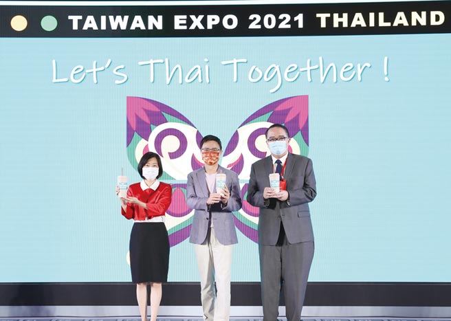 国际贸易局局长江文若（左起）、贸协董事长黄志芳及泰国贸易经济办事处副代表马化欣，举起环保杯庆祝泰国臺湾形象展开幕。图╱陈宗庆