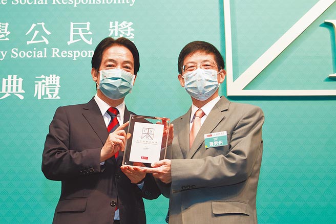 赖清德副总统（左）颁发「天下永续公民奖」金融业第1名最高荣誉，由玉山银行董事长黄男州（右）代表受奖。（天下提供）