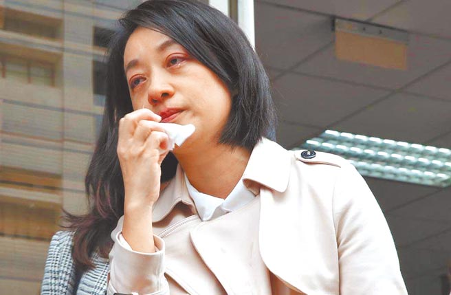 2016年小灯泡惨死街头，立委王婉谕当时在镜头下止不住的泪水，震撼社会，蔡英文总统前往探视，承诺强化社会安全网、填补破网，但日前屏东仍发生男子攻击女店员挖眼事件，政府官员又说要加强管理，事实上社会上仍有许多未被监护的思觉失调患者「失联中」。(本报资料照片)