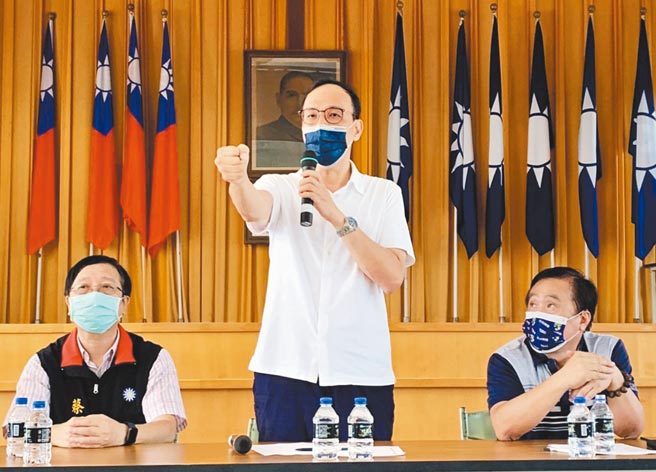 國民黨主席當選人朱立倫（中）30日到嘉義縣，批台灣基進黨立委陳柏惟不關心民眾關心的議題，整天搞這種五四三，難怪民眾都要罷免他。（呂妍庭攝）