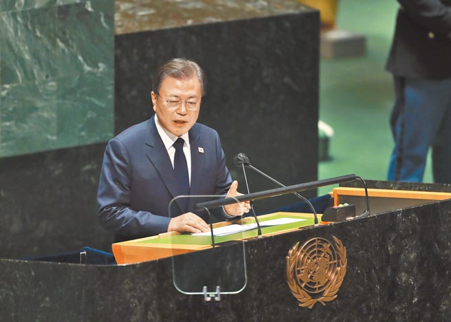 韩国总统文在寅上周二（9月21日）在联合国大会上发言时，建议韩朝美3方或韩朝美中4方共同宣布韩战结束。韩媒报导称，文在寅这一表态惹恼了美国总统拜登。（新华社）