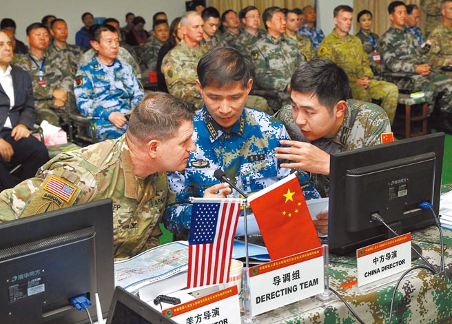 美國防部負責中國事務的副助理部長蔡斯，與中共中央軍委國際軍事合作辦公室副主任黃雪平舉行視訊會議，雙方同意保持溝通對話。圖為2016年資料照片。（中新社）