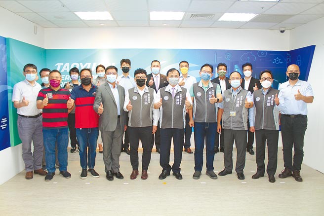 桃園航空城公司昨日邀MOU合作夥伴進行交流，桃園航空城陳錫禎董事長（中）、地政局長蔡金鐘（右四）、經發局副局長黃穗鵬（右三）合影。（桃園航空城提供／陳夢茹桃園傳真）