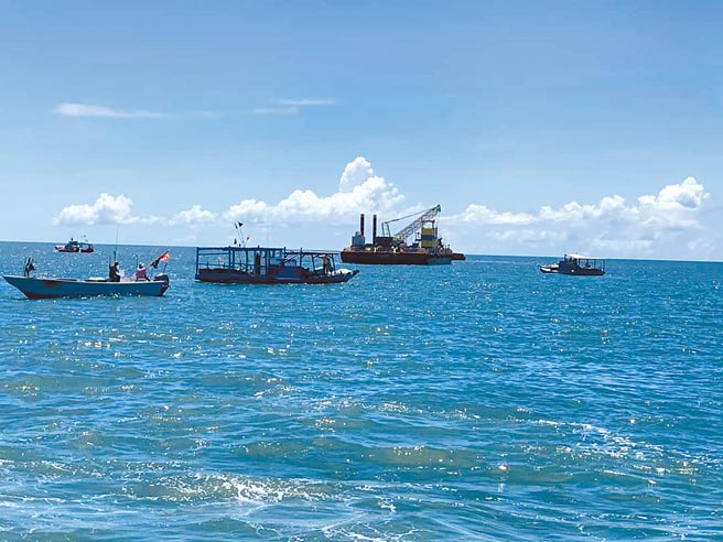 去年7月雲林縣口湖漁民包圍允能風力發電公司工程船要求停工，雲林地檢署偵終結以妨害自由罪嫌起訴3名漁民。（雲林地檢署提供／周麗蘭雲林傳真）