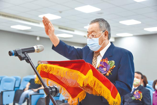程清水3度代理屏东市长，昨宣誓就职。（谢佳潾摄）