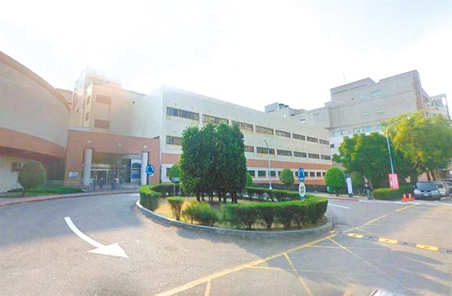 蔡姓女子2019年透過高雄榮總護理站的仲介名片，聘請越南籍看護，事後遭查獲是非法外勞，因此挨罰10萬元，她提訴願遭駁回再提行政訴訟，高雄地院認為蔡女未善盡查證義務有過失，仍判駁回。（摘自GoogleMap）