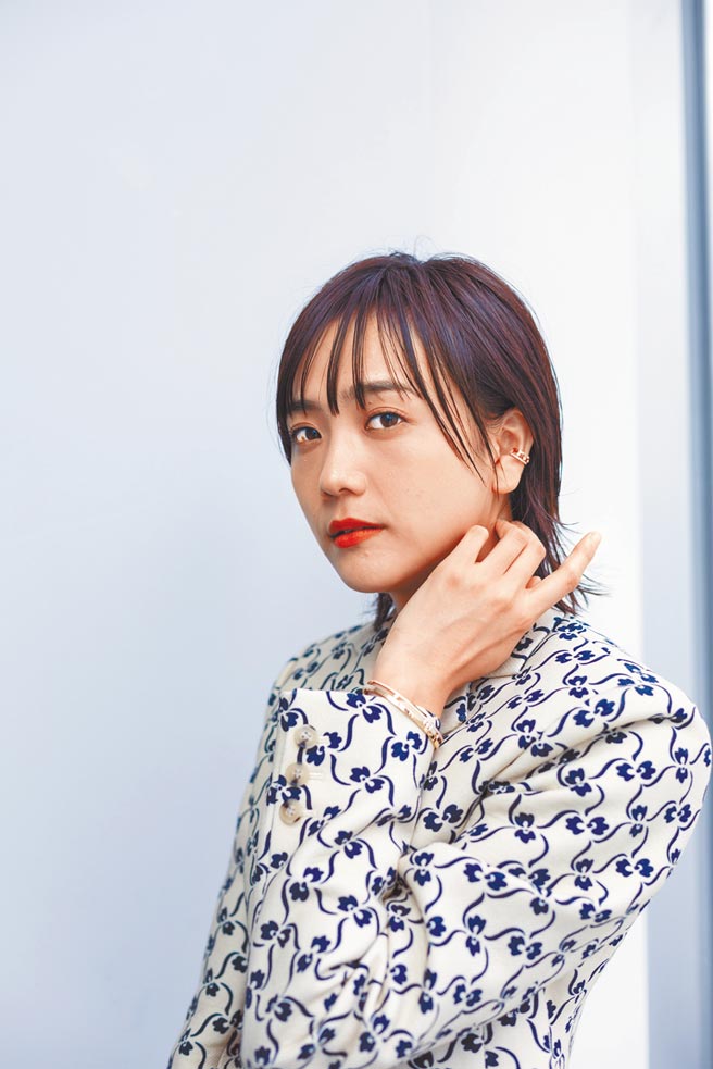 松井爱莉展现甜美又成熟的魅力。（雅慕斯娱乐提供）