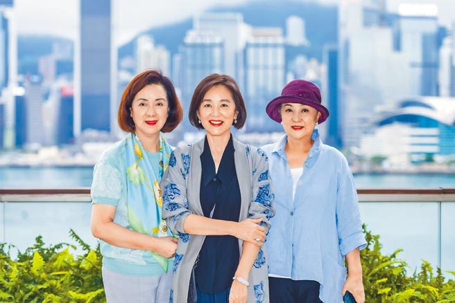 「资深女神」汪玲（左起）、林青霞、甄珍难得在香港同框相聚。（SWKIT邓永杰摄）