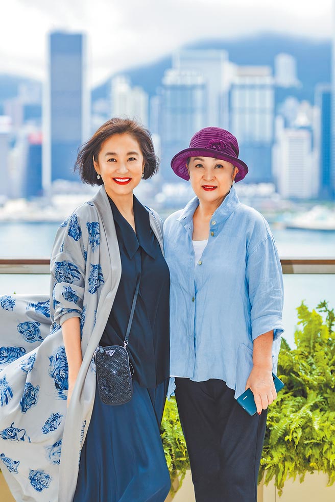 林青霞（左）前阵子与刚开完脑部手术的影后甄珍在香港叙旧。（SWKIT邓永杰摄）