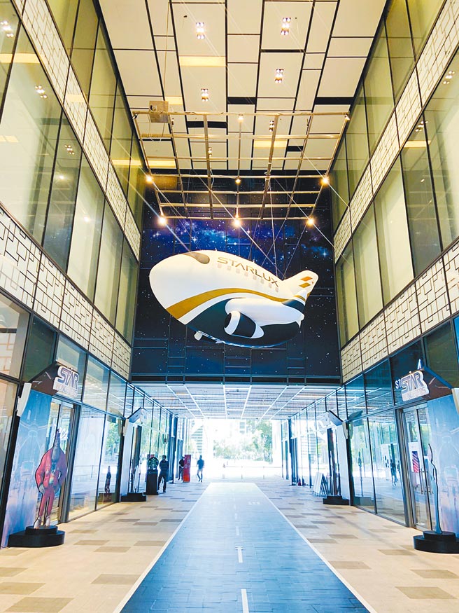 宏匯广场周年庆与星宇航空合作，将咖啡廊道变身「星宇廊道」，星探者星球、A321neo飞机造型气球飘在空中，地板是机场跑道。（宏匯广场提供）