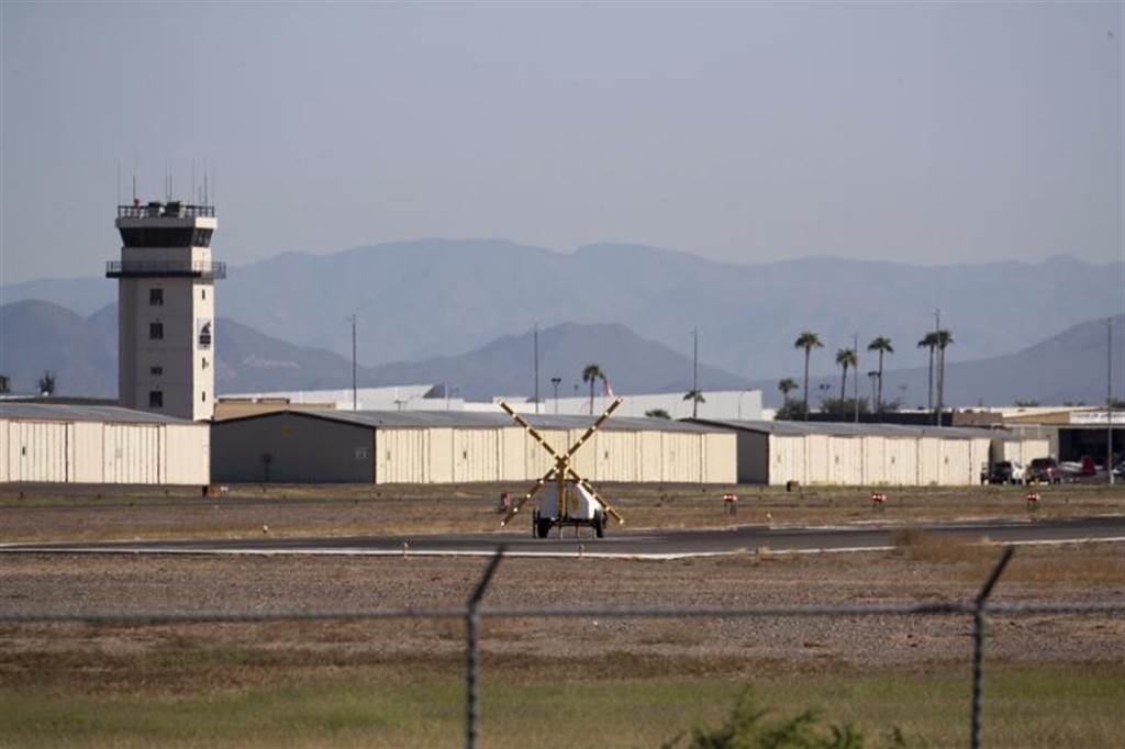 美国亚利桑那州凤凰城（Phoenix）郊区机场附近今天发生直升机与单发动机飞机半空中相撞事故，直升机坠毁田野上，机上两人丧生。图/美联社(photo:ChinaTimes)