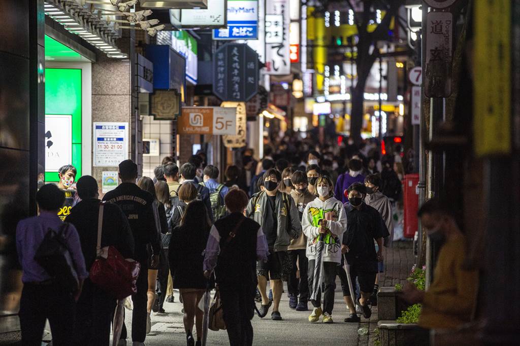 日本全面解除「紧急事态宣言」后的第一个週末假日，各地涌现大批出游人潮。（图／美联社）(photo:ChinaTimes)