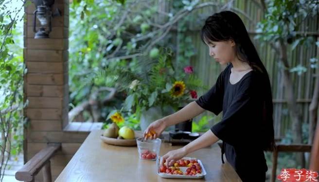 目前用李子柒名字的商业品牌与网路商场的营业额每年都高达数十亿元人民币。（图／李子柒视频）