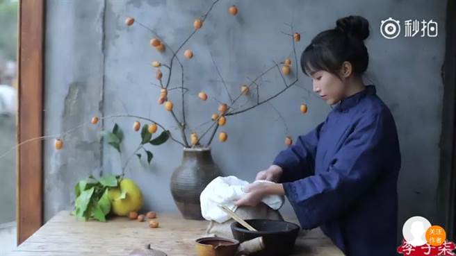 平常在电影电视中看到的各种古装戏剧经过美化的场景，李子柒都能在她的视频中以现实生活的方式呈现。（图／李子柒视频)