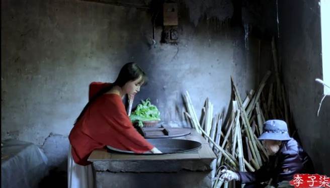 李子柒在农村生活背景中把粗活、细活毫不矫揉造作地表现出来，让所有看过她视频的人产生认同感，每个人都能透过她所表达的情境来达到想像中美好的、具有高度中国文化特色的生活。（图／李子柒视频)