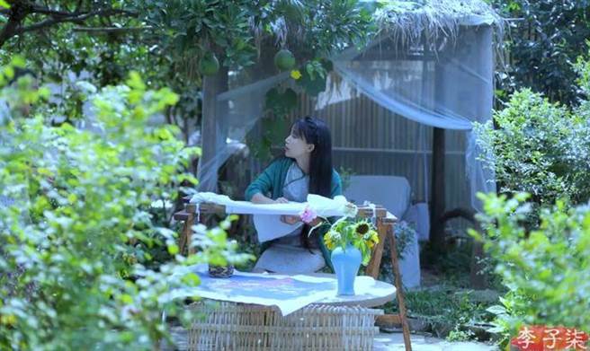 许多人评论李子柒的视频中的景色与服饰有极重的「仙气」，她经常使用香港神仙武侠电影与大陆新型古装电视剧场景。（图／李子柒视频截图)