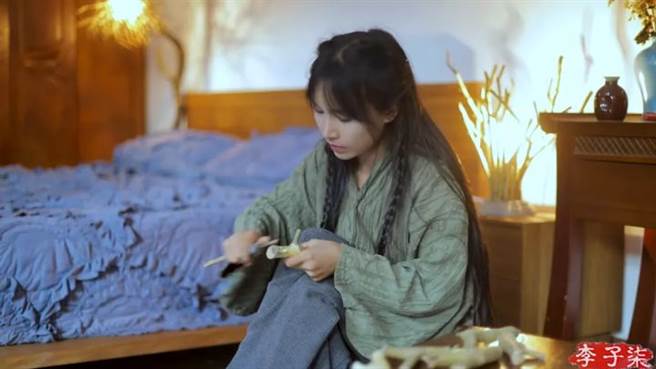 李子柒的视频坚持以东方文化元素为基础，不只能贴近华人观眾的感受，也更能吸引非华人观眾的喜爱，无怪乎许多推广中国文化的官方或学术机构视之为最佳代言人。（图／李子柒视频)