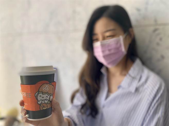 全联OFF COFFEE搭配万圣节推出限定杯套，有戴上南瓜帽的俏皮福利熊。（全联提供）