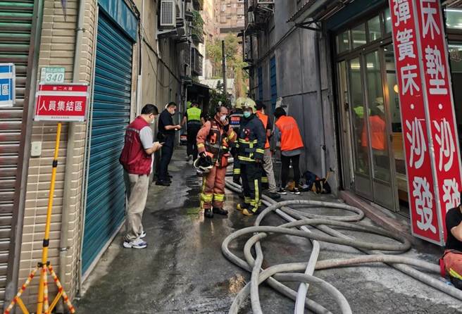 新北市泰山区明志路一段338巷内一栋公寓4楼，今天（2日）清晨6时许发生火警，造成3人无生命迹象。(民眾提供)
