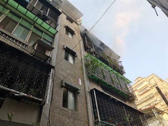 新北市泰山区明志路一段338巷内一栋公寓4楼，今天（2日）清晨6时许发生火警，造成3人无生命迹象。(民眾提供)
