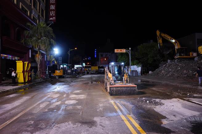 花莲市国联五路上已停业的漫波渡假饭店1日在拆除时整栋倒塌，经县府连夜清除，国联五路上的瓦砾堆已全数清除完毕，目前道路仍在修復中，预计最快于今午前顺利抢通。（取自徐榛蔚脸书）