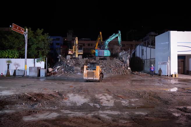 花莲市国联五路上已停业的漫波渡假饭店1日在拆除时整栋倒塌，经县府连夜清除，国联五路上的瓦砾堆已全数清除完毕，目前道路仍在修復中，预计最快于今午前顺利抢通。（取自徐榛蔚脸书）
