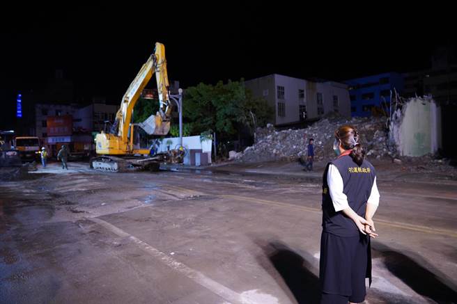 花莲市国联五路上已停业的漫波渡假饭店1日在拆除时整栋倒塌，县长徐榛蔚直至深夜都坐镇清除作业，盼望加速道路抢通。（取自徐榛蔚脸书）
