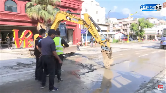 歷经漫波渡假饭店整栋坍塌，经漏夜抢通，国联五路上的瓦砾堆已被清空，县府2日上午仍在进行道路检修，盼望在午前抢通。 （取自中时新闻网直播）