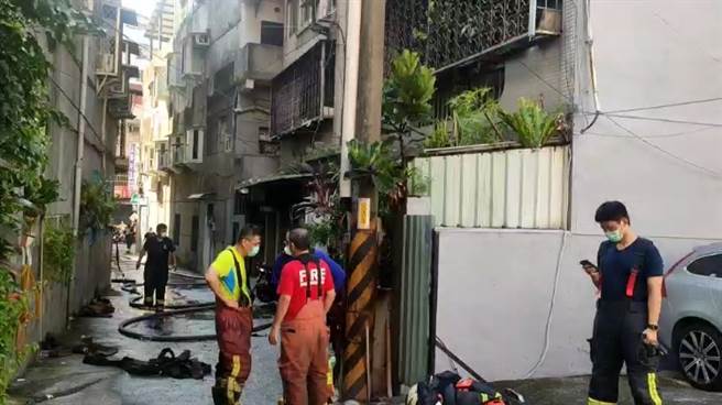 新北市泰山区明志路一段338巷内一栋公寓4楼，今天（2日）清晨6时许发生火警，造成3人无生命迹象。(民眾提供)