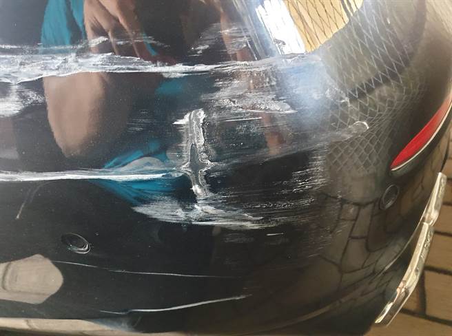 老婆开车技术奇差，每次出门都战况激烈，人夫只好砸钱包车接送妻子游宜兰。（图／翻摄自爆废公社公开版）