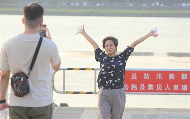 国内新冠肺炎疫情平稳、连日本土零确诊，中央流行疫情指挥中心指挥官陈时中1日在疫情记者会上表示，许多民眾有反映戴口罩的问题，他也认为以现在疫情还要在登山、田野戴口罩不尽合理，3日会公布新措施，户外活动戴口罩可望松绑，图为一位民眾1日在北市大稻埕码头脱口罩开心留影。（图／本报系资料照）