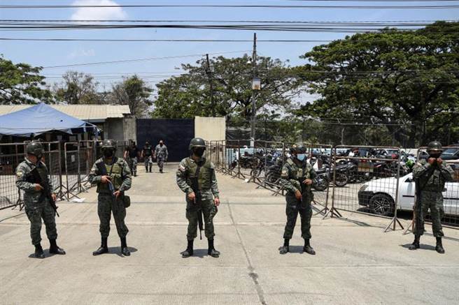 內政部長維拉（Alexandra Vela）表示，已向全國各地的監獄增派3600名警察與增援軍隊，以維持當地秩序。(圖/路透社)