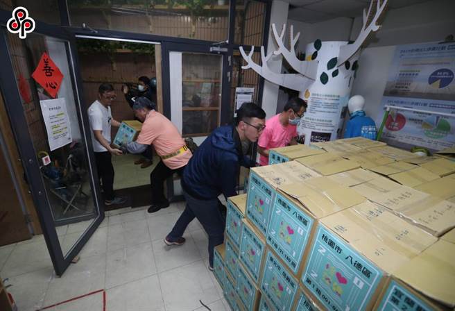 珍爱藻礁公投工作小组日前搜集到70万份公投连署书。（报系资料照）