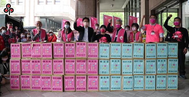 珍愛藻礁公投工作小組日前把70萬3504份藻礁公投連署書送達中選會。（報系資料照）