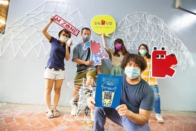 「鹽埕奶茶節」10月1日起至31日止，42家參與店家及特殊優惠訊息，可用手機掃描QRCode至Line專屬粉絲頁查詢。（袁庭堯攝）