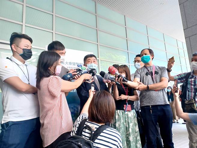 高铁爆42名员工自称是「高接触风险工作者」偷打第2剂莫德纳，虽尝试闯关北部跟中部，但都被阻挡，最后在高雄联合医院偷打成功。陈时中对此事件轻轻放下，引发争议。（林周义摄）