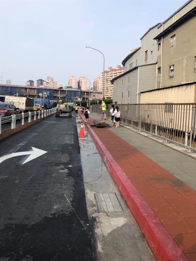 土城亞洲路拓寬擬提前完工 議員江怡臻：交通號誌要整體規畫。（江怡臻提供）