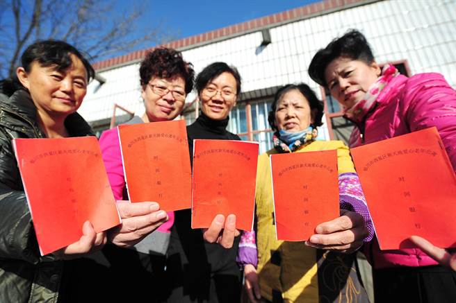 时间银行为了让更多人“老有所依” 在新天地养老院内，长期在这里义务帮扶老年人的几位义工领取到了她们的时间银行储蓄本。（新华社）