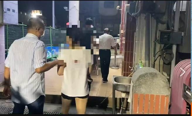 警方将买春的80岁的郑姓老翁和卖淫的43岁高姓女子带回派出所查办。（翻摄照片／石秀华高雄传真）