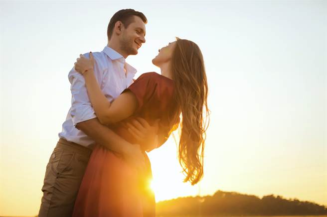 天蠍座、雙子座、金牛座最重色輕友，談戀愛時心裡只有情人，無暇顧及其他人。（示意圖／shutterstock）