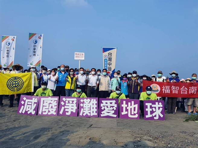 警戒降低以來台南市最大的一場淨灘活動，2日上午在南區黃金海岸登場，有高達620人參與。（洪榮志攝）