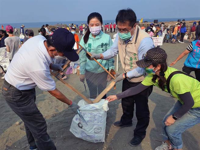 台南市長黃偉哲參與黃金海岸淨灘活動。（洪榮志攝）